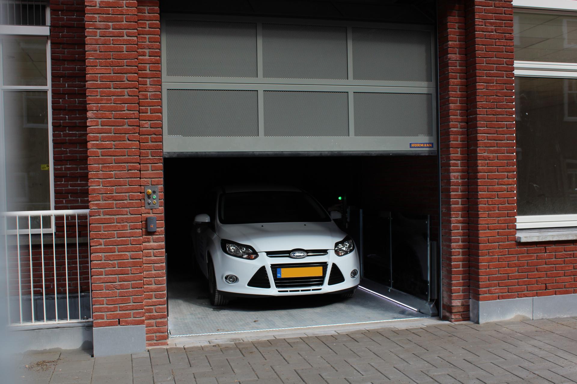รูปที่ 2. Car lift IP1-HMT V07
